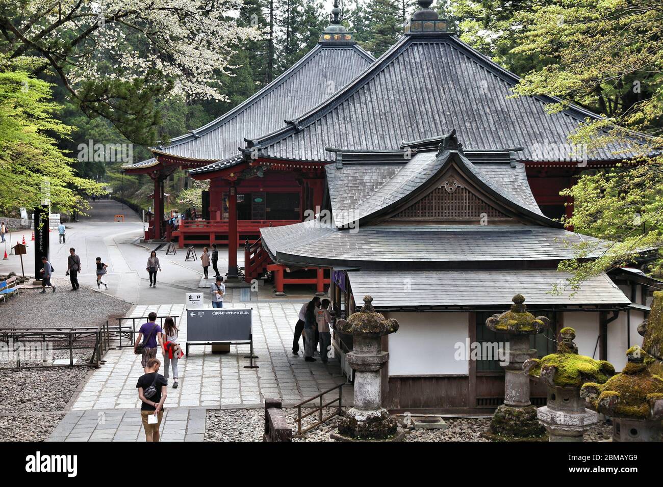 NIKKO, JAPAN - Mai 6, 2012: die Menschen besuchen Taiyuin Mausoleum von Rinnoji Tempel in Nikko, Japan. Es ist Teil einer Nikko UNESCO Weltkulturerbe, einer der Stockfoto