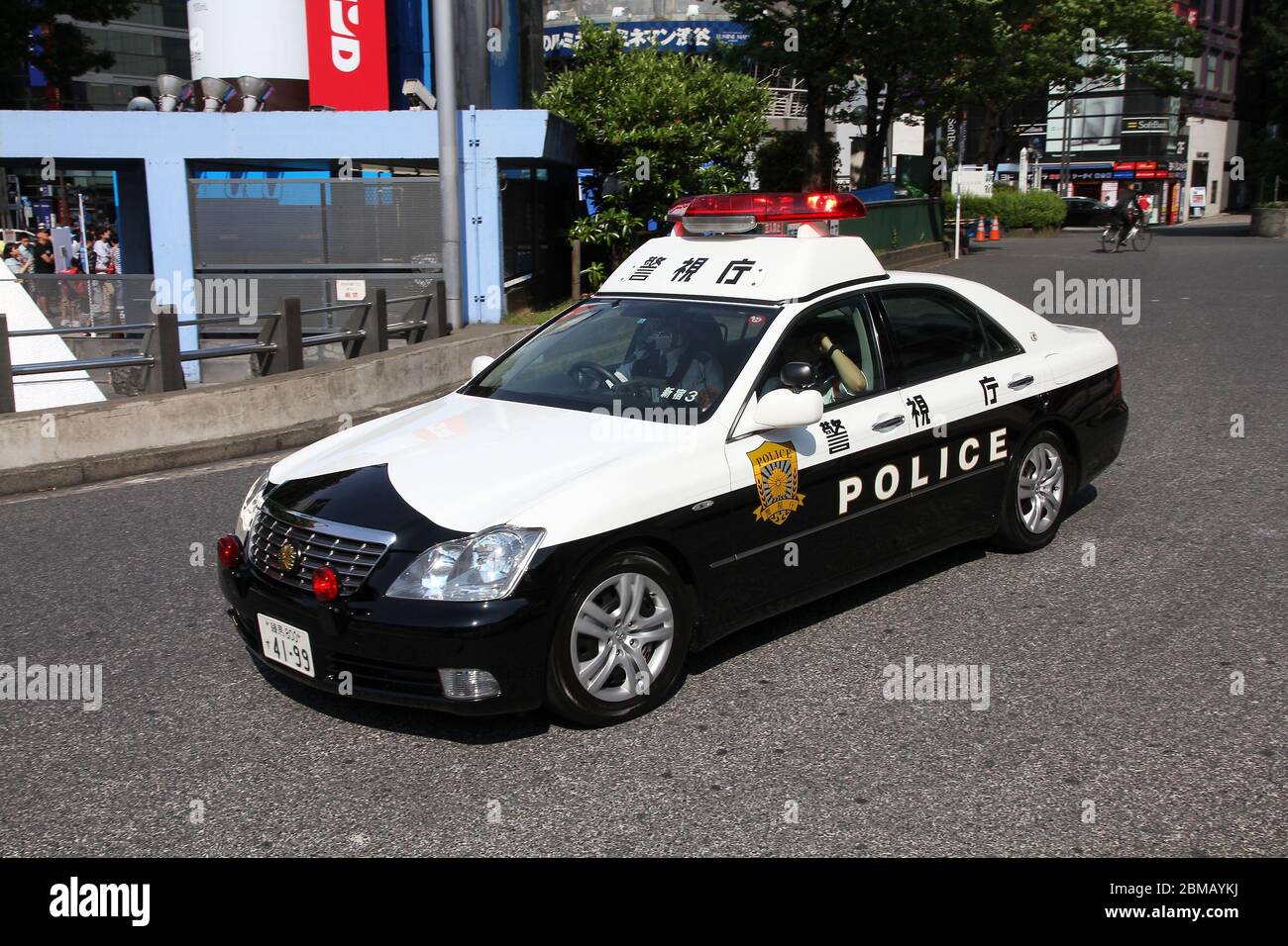 TOKIO, JAPAN - 11. MAI 2012: Polizeiwagen in Shibuya Ward, Tokio. In Japan gibt es etwa 289.000 Polizisten. Stockfoto