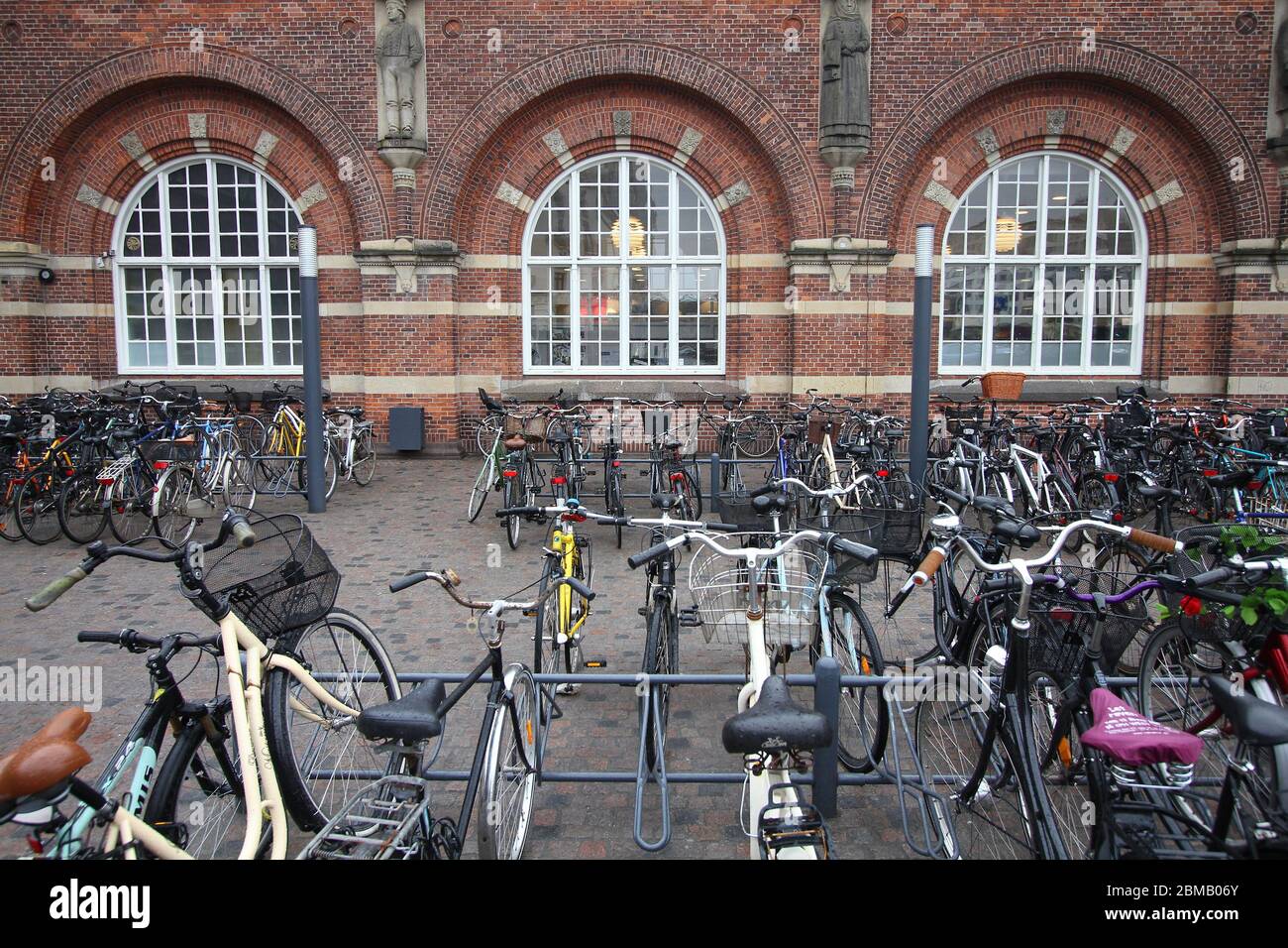 KOPENHAGEN, DÄNEMARK - 10. MÄRZ 2011: Fahrräder vor dem Hauptbahnhof in Kopenhagen geparkt. 579,513 Leben in der dänischen Hauptstadt Kopenhagen. Stockfoto