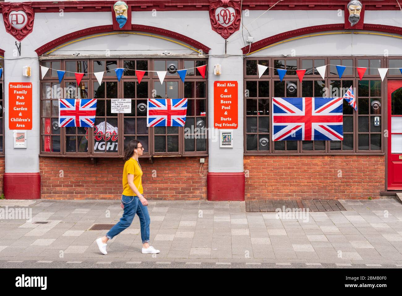 Southend on Sea, Essex, Großbritannien. Mai 2020. Die Strandpromenade bleibt trotz des warmen sonnigen Wetters während dieser besonderen Festtage während der COVID-19 Coronavirus Sperrzeit weitgehend ruhig. Einige geschlossene Unternehmen haben patriotische Displays Stockfoto