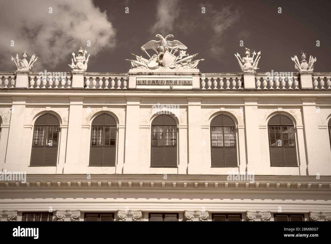 Wien, Österreich - Schloss Schönbrunn, UNESCO-Weltkulturerbe. Sepia-Ton - Retro-Schwarzweiß-Farbgebung. Stockfoto