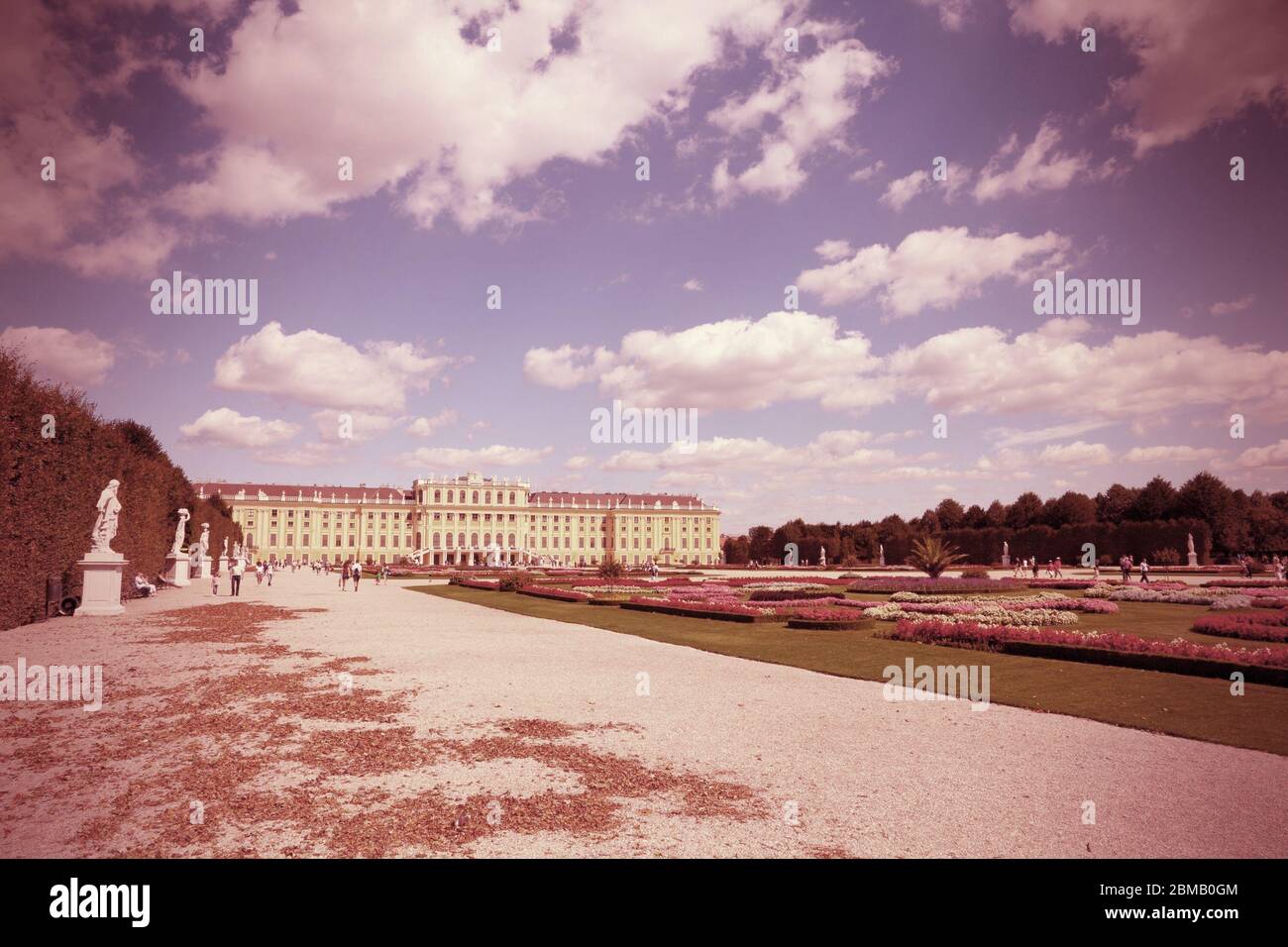 Wien, Österreich - Schloss Schönbrunn, UNESCO-Weltkulturerbe. Retro-Farbstil - Cross-verarbeitete gefilterte Farben Ton. Stockfoto