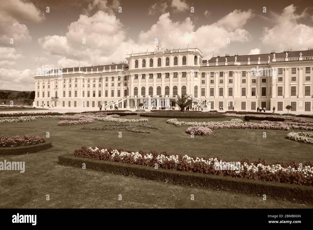 Wien, Österreich - Schloss Schönbrunn, UNESCO-Weltkulturerbe. Sepia-Ton - Retro-Schwarzweiß-Farbgebung. Stockfoto