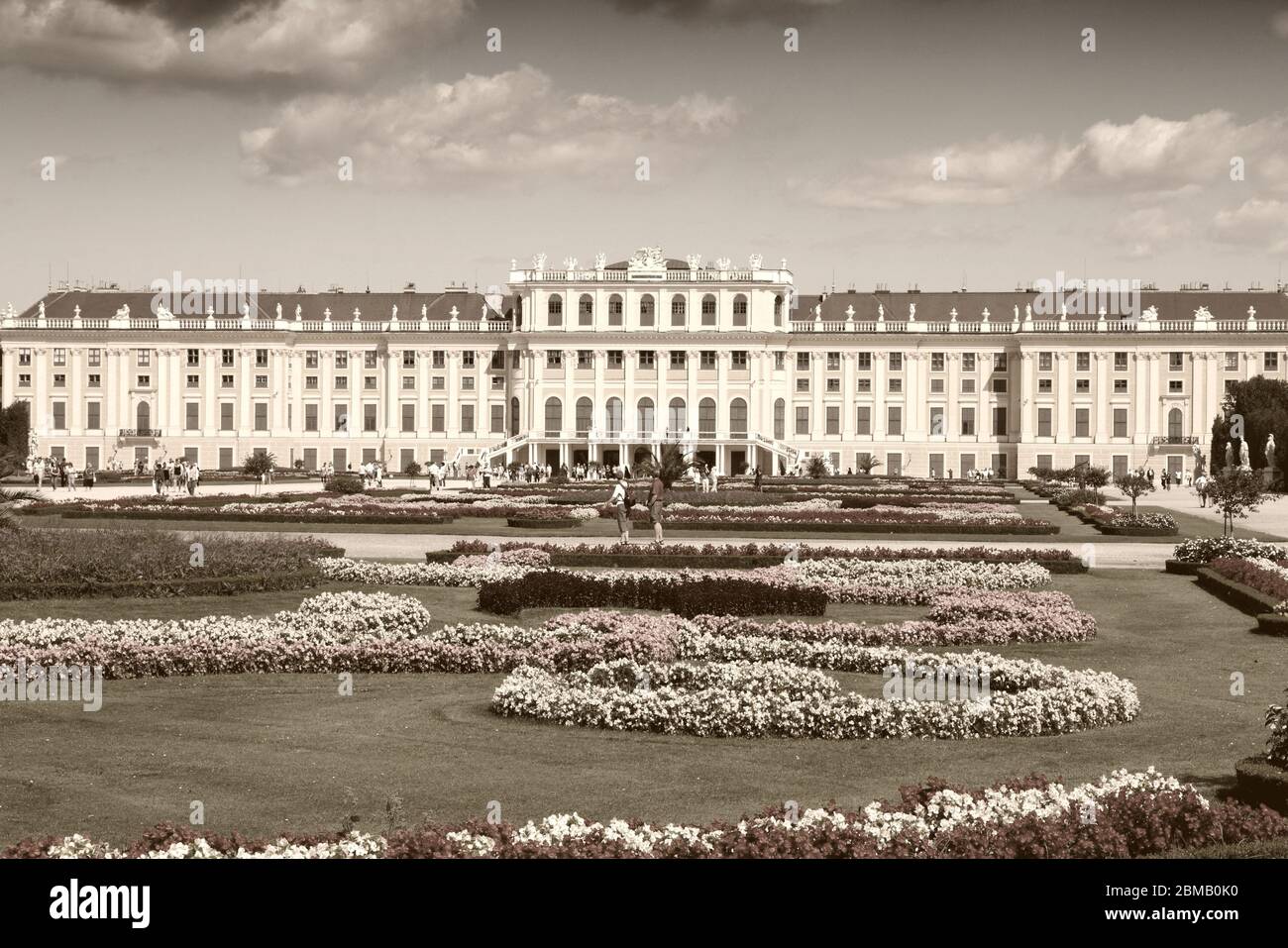 Wien, Österreich - Schloss Schönbrunn, UNESCO-Weltkulturerbe. Sepia-Ton - Retro-Schwarzweiß-Farbgebung. Stockfoto