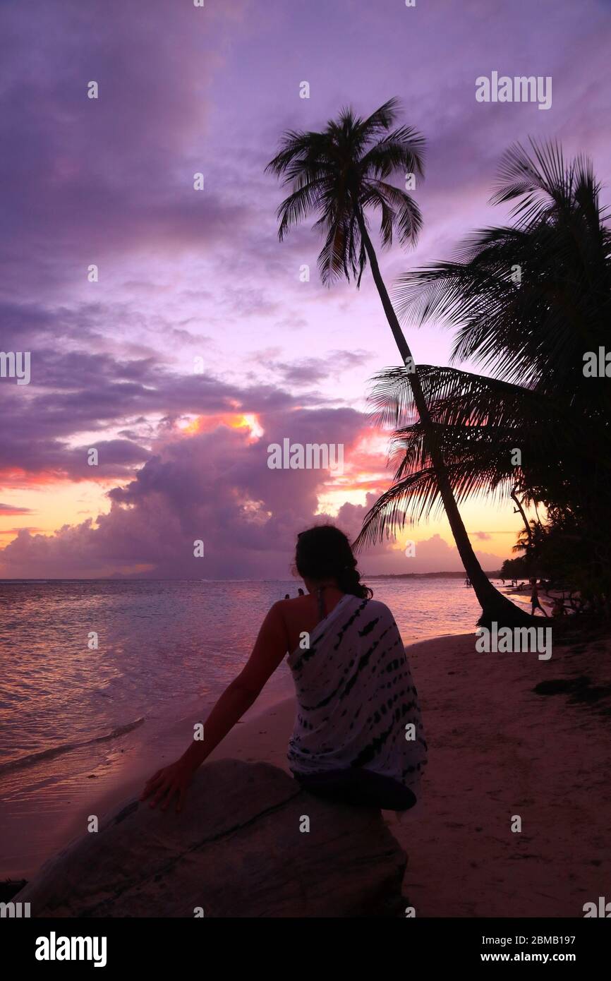 Sonnenuntergang am Strand von Guadeloupe. Karibische Urlaubslandschaft. Strand Bois Jolan (Plage de Bois Jolan). Stockfoto