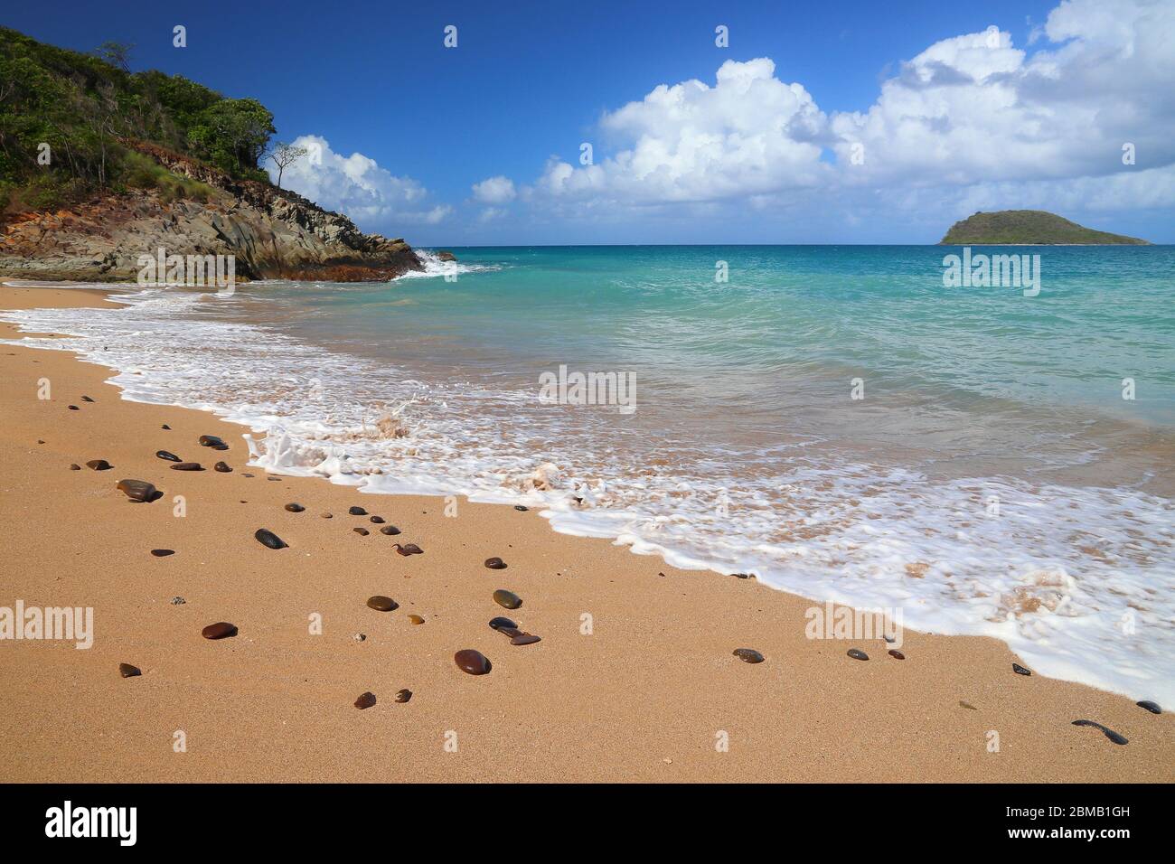Guadeloupe Sandstrand von Basse-Terre Insel. Karibische Urlaubslandschaft. Strand von Tillet (Plage de Tillet). Stockfoto