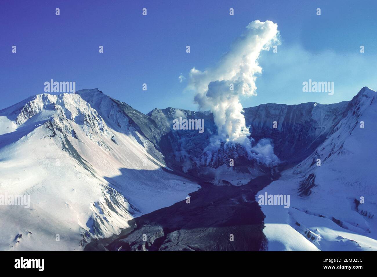 MOUNT ST. HELENS, WASHINGTON, USA, 1982 - Dampf steigt aus dem Lavadom in der Caldera des Mount St. Helens Vulkan in Cascades Bergkette. Stockfoto