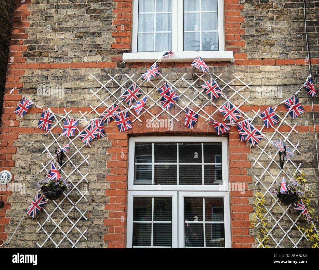 London UK Freitag 8 Mai VE Day, Menschen, die Flaggen vor ihren Häusern in Sutton South London aufbringen, um den 75. Jahrestag des Kriegsendes zu feiern.Paul Quezada-Neiman/Alamy Live News Stockfoto