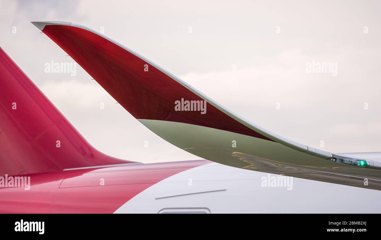 Glasgow, Großbritannien. Bis 25. August 2019. Im Bild: Virgin Atlantic Airbus A350-1000 Flugzeug am Glasgow International Airport für Pilotenausbildung gesehen. Virgin's brandneuer Jumbo Jet bietet einen erstaunlichen neuen "Loft" sozialen Raum mit Sofas in der Business-Klasse, und passend geschmückt durch die Registrierung G-VLUX. Das gesamte Flugzeug wird auch Zugang zu Highspeed-WLAN haben. Virgin Atlantic hat insgesamt 12 Airbus A350-1000 bestellt. Sie alle sollen bis 2021 in die Flotte aufgenommen werden, und zwar in einem Auftragsvolumen von geschätzten 4.4 Milliarden US-Dollar (3.36 Milliarden US£). Quelle: Colin Fisher/Alamy Live News. Stockfoto