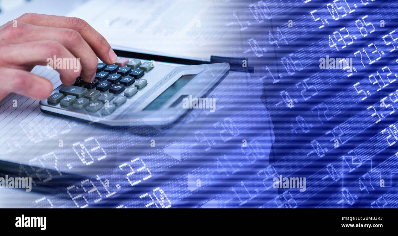 Kaukasische männliche Hände Berechnung über Statistiken Stockfoto