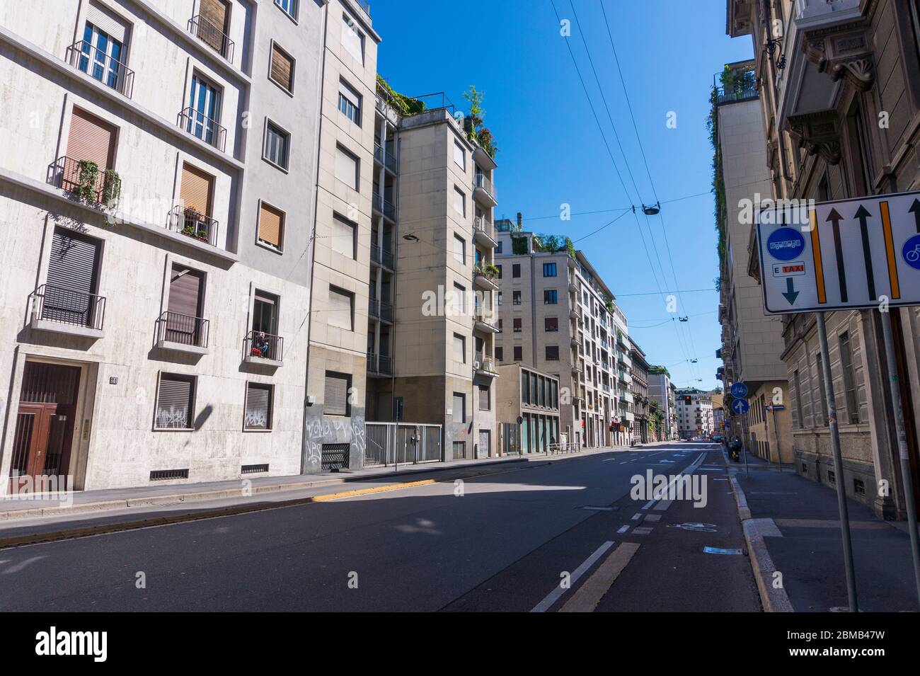 Mailand, Italien - 29. APRIL 2020: Blick auf die Straße Carducci während der Sperrung der Coronavirus-Pandemie Stockfoto