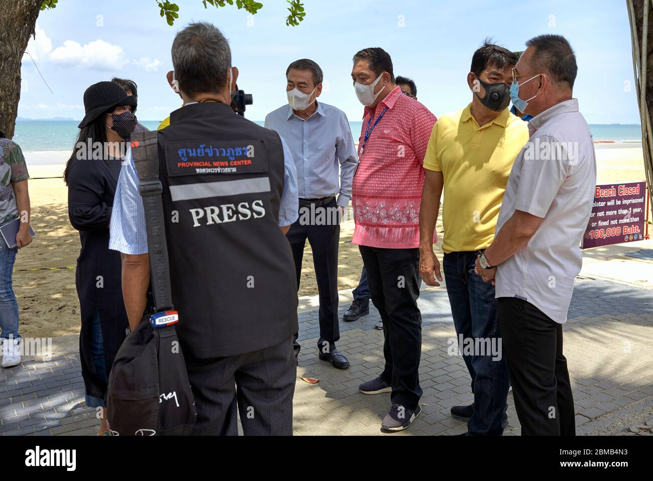 Bürgermeister Sonthaya Kunplome und Beamte bei einem Treffen am Strand, um keine Zugangsbeschränkung zum Strand einzuführen. COVID-19 Sperrung. Pattaya Stockfoto