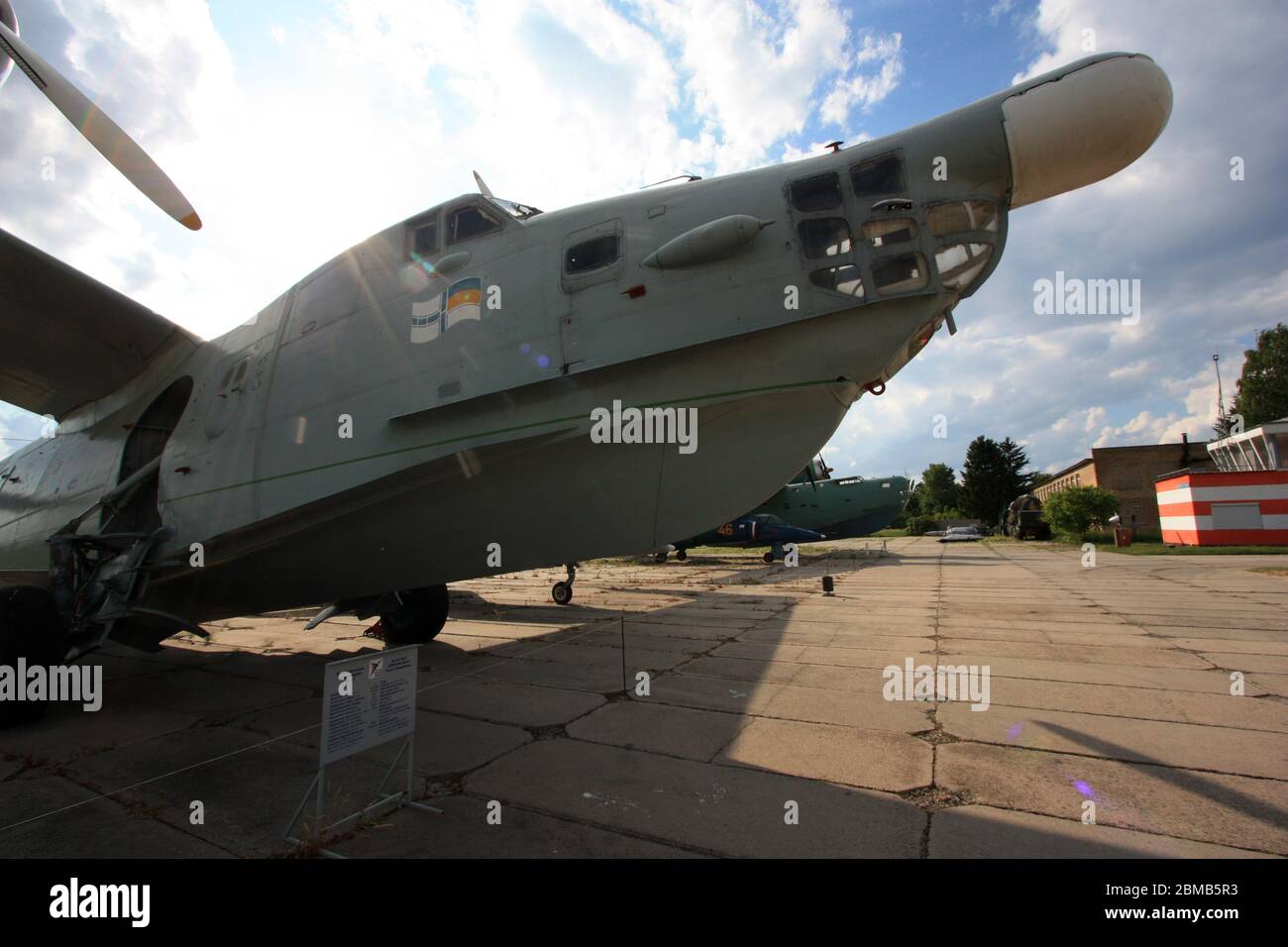 Blick auf ein Beriev Be-12 "Chayka" oder "Mail" amphibischen Anti-U-Boot-und Seepatrouille Flugzeug im Zhulyany Ukraine State Aviation Museum Stockfoto