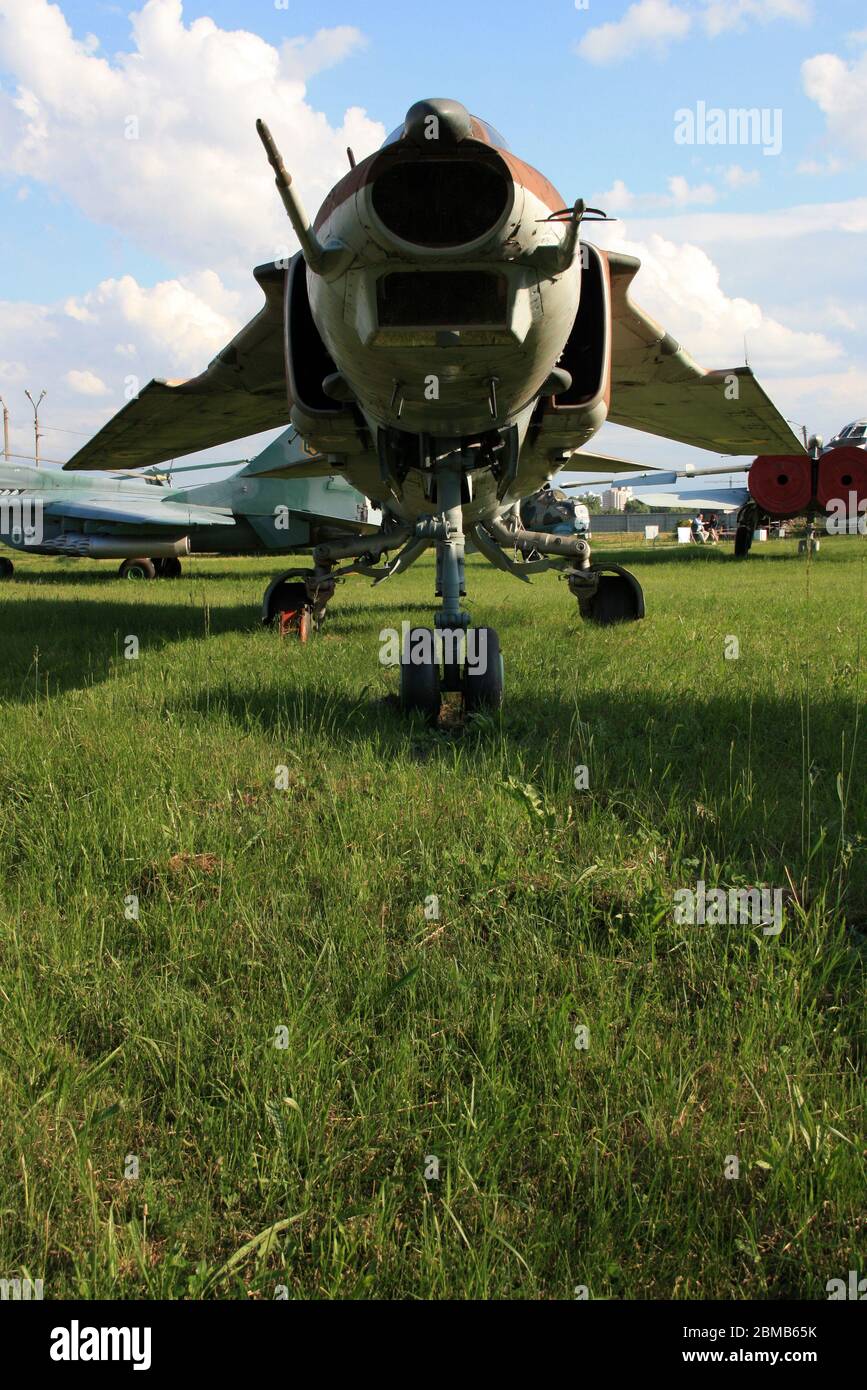 Vorderansicht eines Mikoyan-Gurewitsch MiG-27 'Flogger' Bodenangriffsflugzeugs im Zhulyany State Aviation Museum der Ukraine Stockfoto