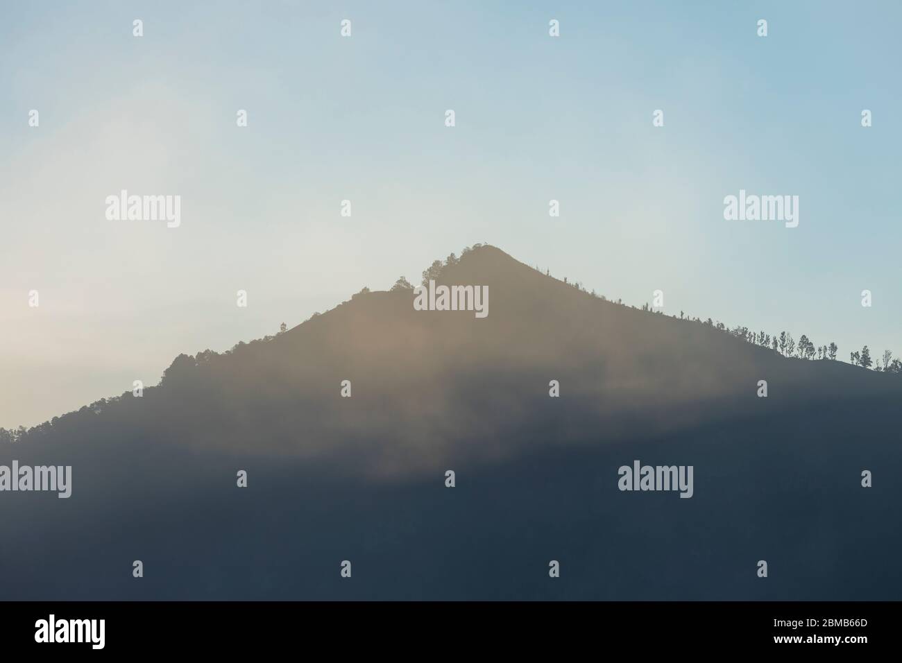 Detail der Silhouette der Berge rund um den Bromo Vulkan, im Abendlicht, Teil des Tengger-Massivs, Ost-Java, Indonesien. Stockfoto