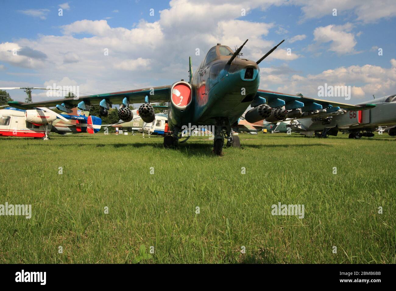 Außenansicht eines Suchoi Su-25 "Gras" oder "Frogfoot" Nahluftstützenflugzeugs und Bodenangriffsflugzeuge im Zhulyany Staatlichen Luftfahrtmuseum der Ukraine Stockfoto