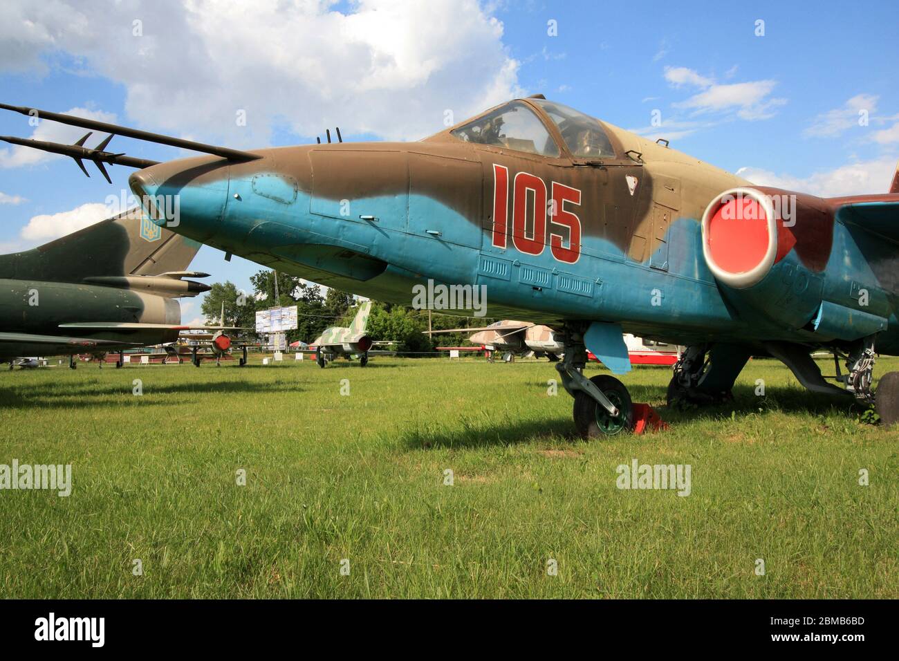 Außenansicht eines Suchoi Su-25 "Gras" oder "Frogfoot" Nahluftstützenflugzeugs und Bodenangriffsflugzeuge im Zhulyany Staatlichen Luftfahrtmuseum der Ukraine Stockfoto