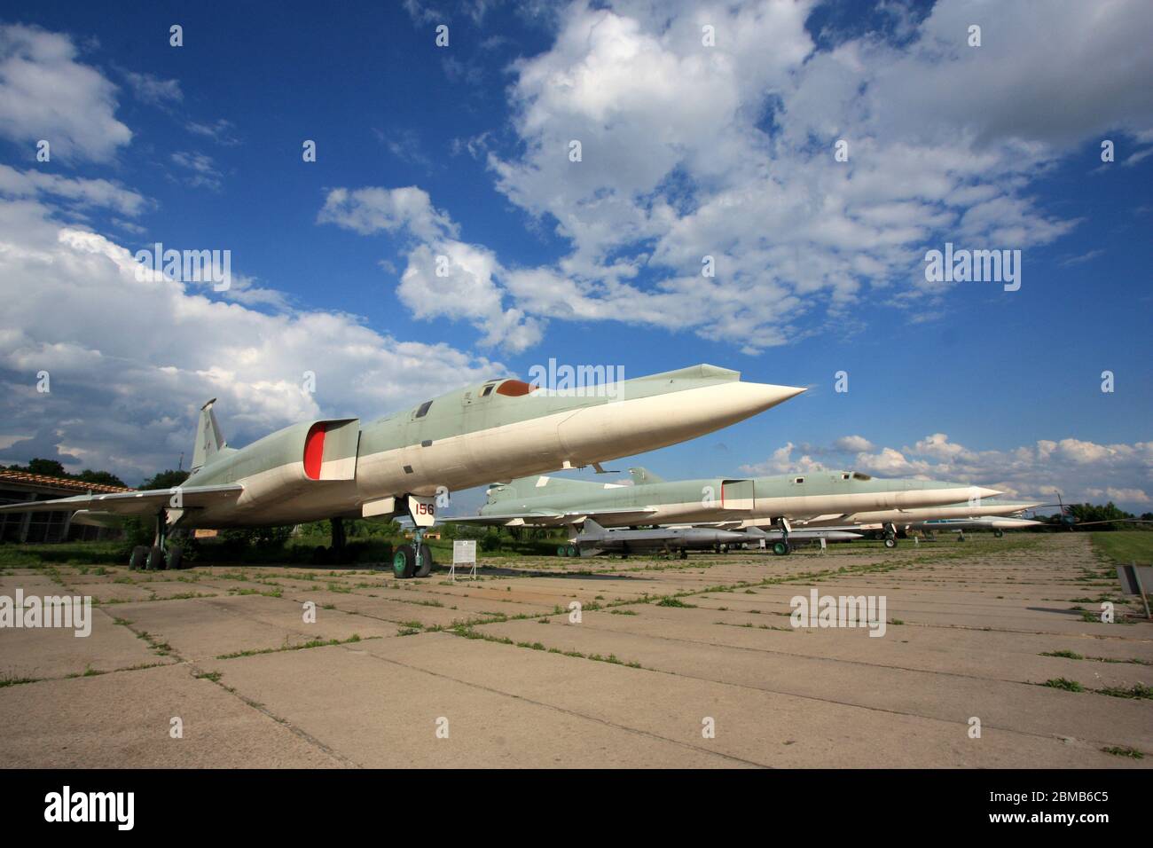 Außenansicht eines Tupolev TU-22M 'Backfire' Überschallbombers für strategische und maritime Langstreckenangriffe im staatlichen Luftfahrtmuseum der Ukraine Zhulyany Stockfoto
