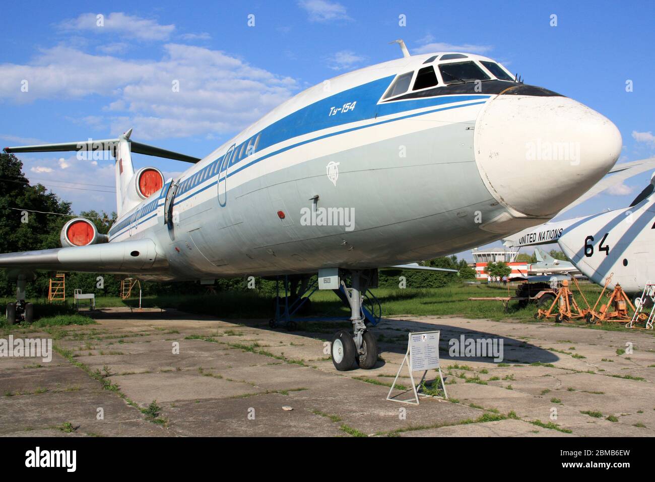 Außenansicht eines alten Tupolev TU-154 'sorglos' in Aeroflot-Farben (ohne Schriftzug) im Zhulyany State Aviation Museum der Ukraine Stockfoto