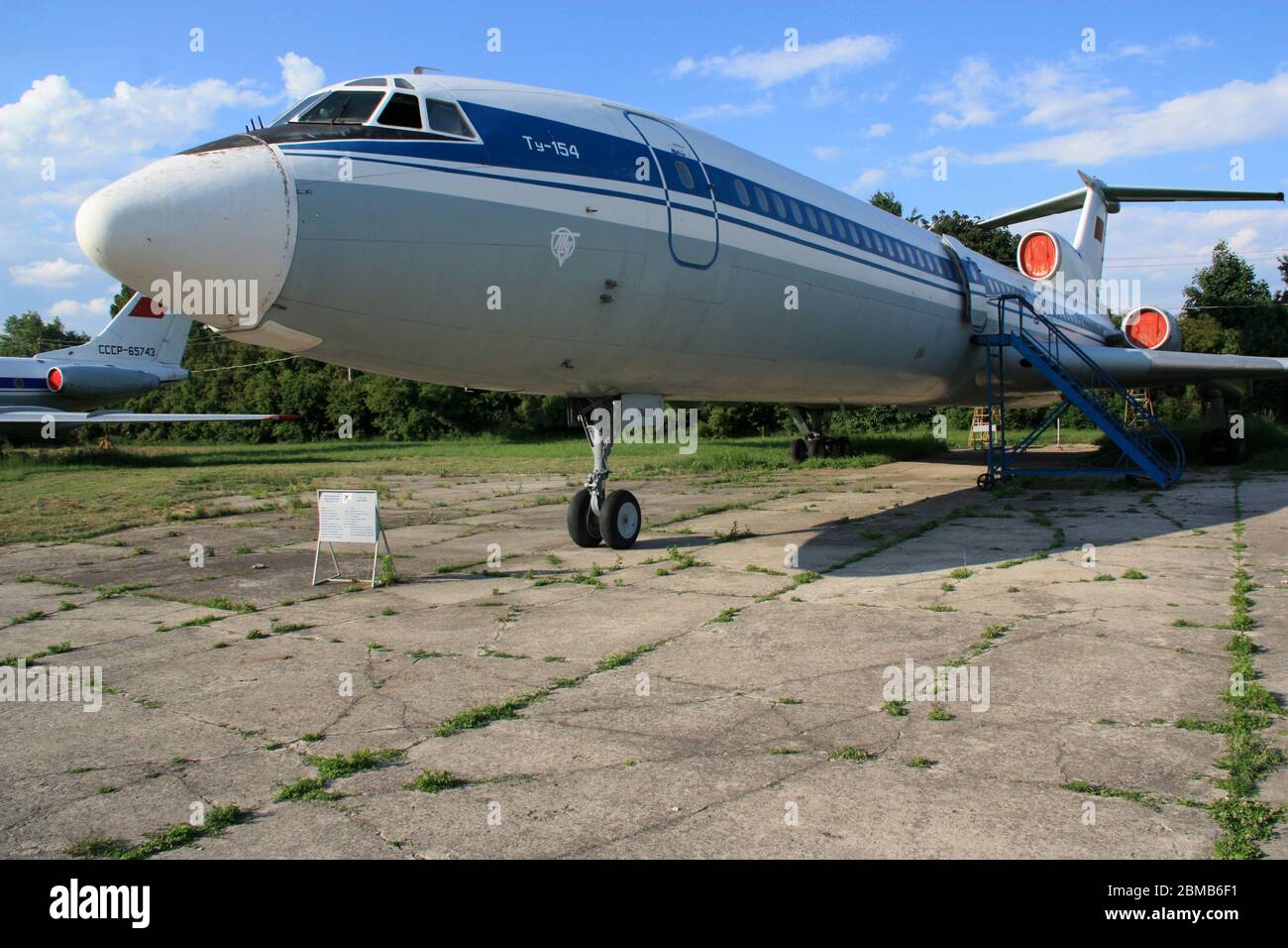 Außenansicht eines alten Tupolev TU-154 'sorglos' in Aeroflot-Farben (ohne Schriftzug) im Zhulyany State Aviation Museum der Ukraine Stockfoto