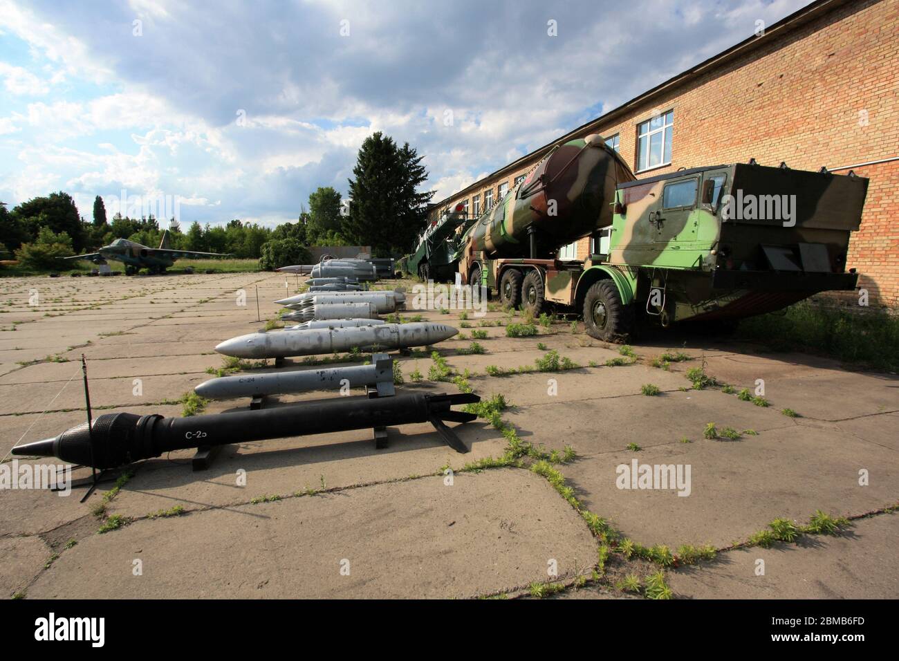 Ansicht einer Auswahl sowjetischer Waffen - und eines Suchoi Su-25 "Grach" oder "Frogfoot" im Hintergrund - im Zhulyany Staatlichen Luftfahrtmuseum der Ukraine Stockfoto