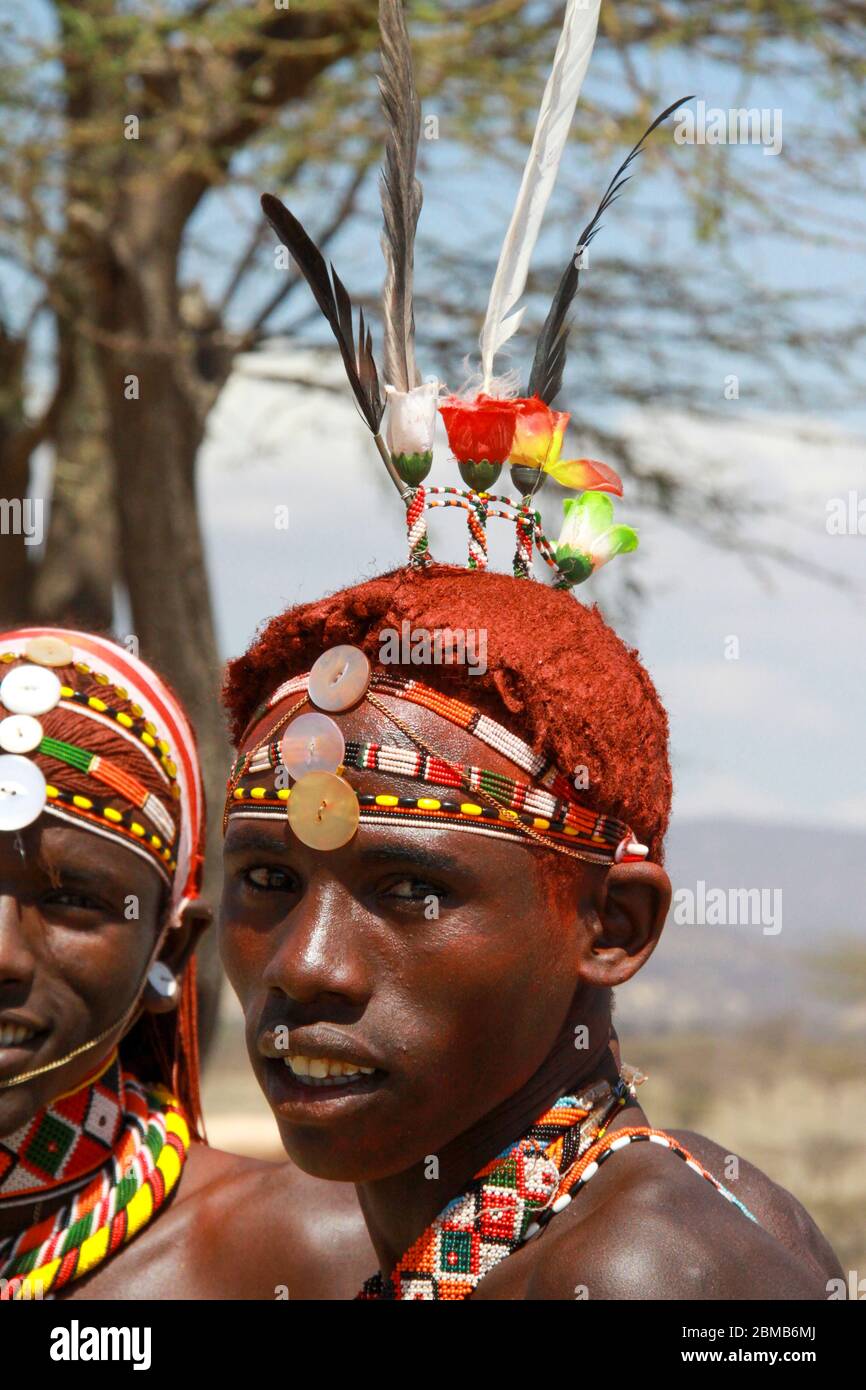 Masai (auch Maasai) Stammesangehörigen eine ethnische Gruppe von halbnomadischen Menschen. Krieger mit traditionellem Kopfschmuck aus bunten Federn und Ockerhaar. Stockfoto