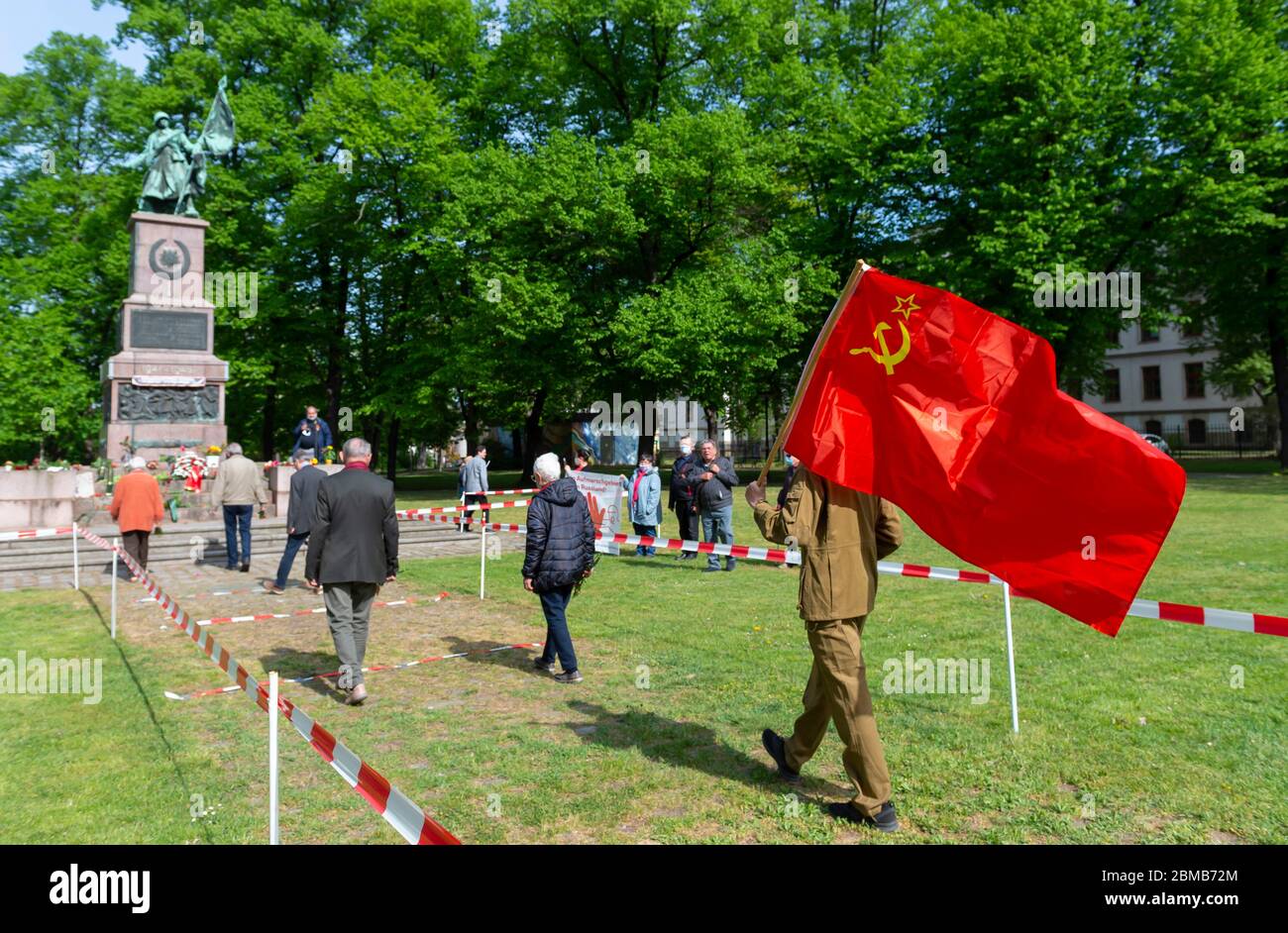 Dresden, Deutschland. Mai 2020. Mitglieder einer linken Bürgerinitiative treffen sich in der Gedenkstätte Rote Armee in Dresden zum Gedenken an den Tag der Befreiung. Der zweite Weltkrieg endete am 8. Mai 1945. Am Freitag finden in Sachsen zahlreiche Veranstaltungen zum Gedenken an den Tag der Befreiung statt. Quelle: Matthias Rietschel/dpa-Zentralbild/dpa/Alamy Live News Stockfoto