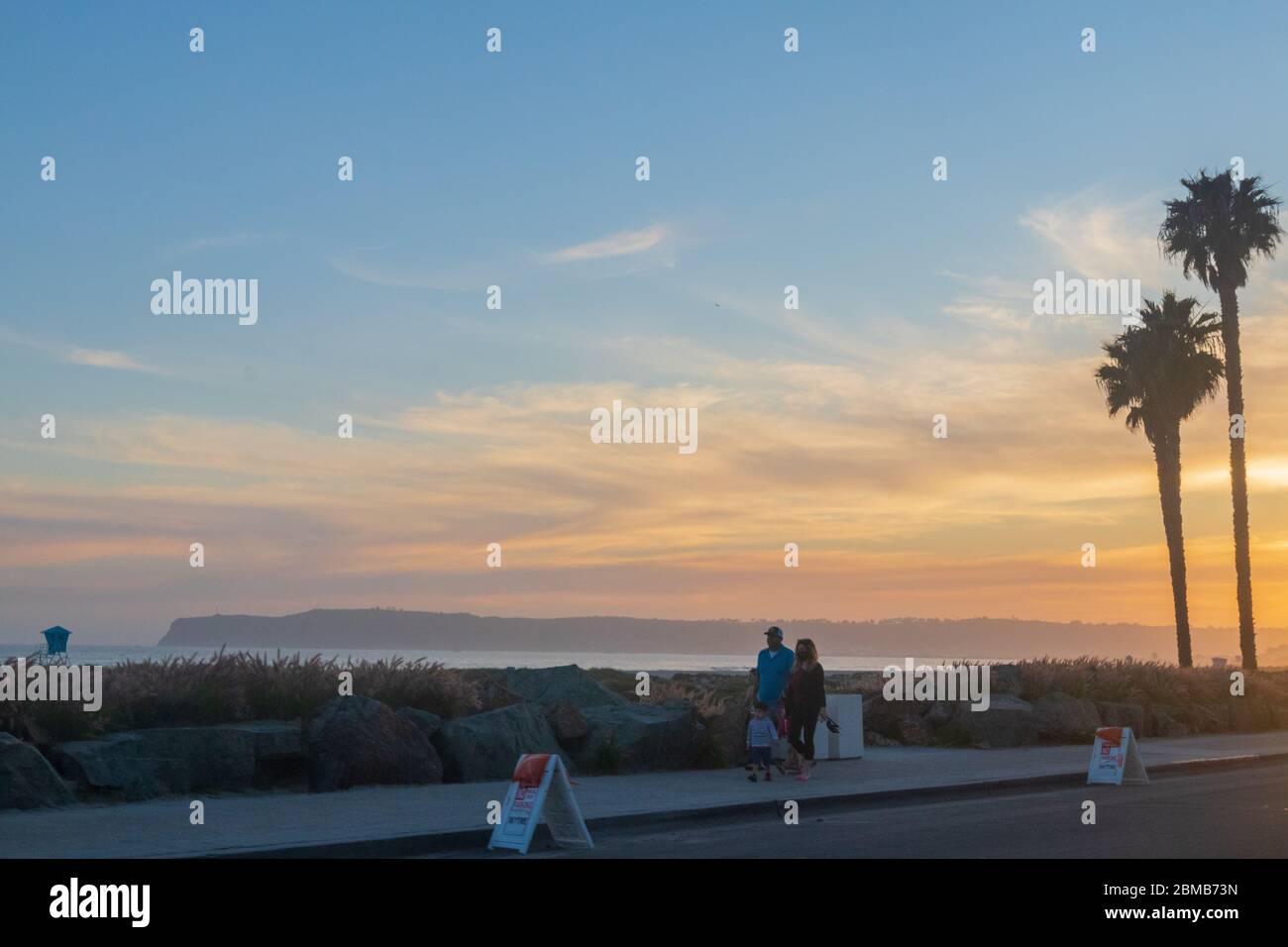 San Diego, USA. Mai 2020. San Diegans Genießen Sie den Coronado Beach in San Diego am 7. Mai 2020. San Diego State Beaches geöffnet während COVID-19 Pandemie . (Foto: Rishi Deka/Sipa USA) Quelle: SIPA USA/Alamy Live News Stockfoto