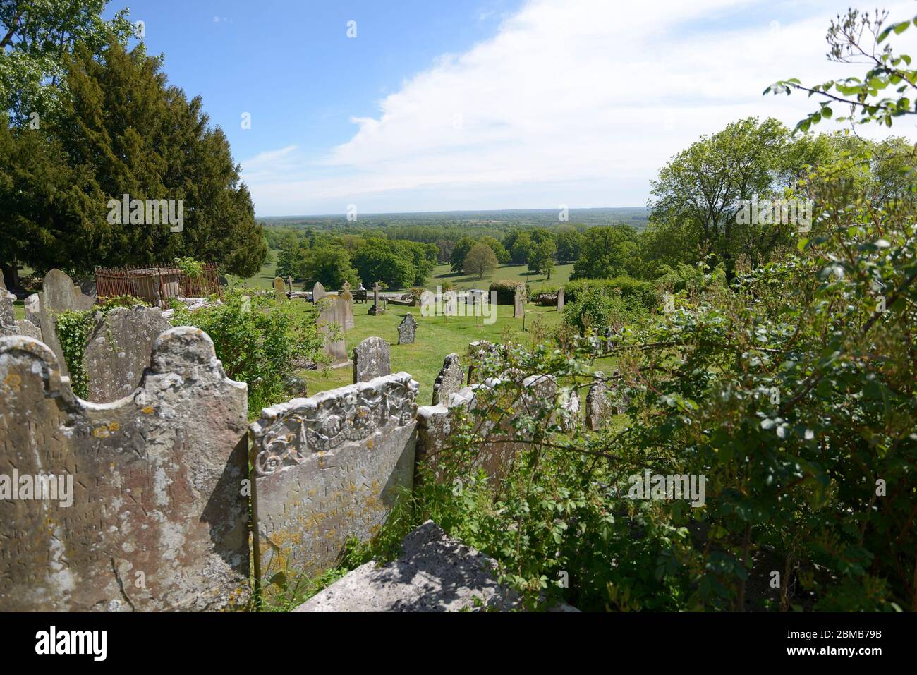 Boughton Monchelsea Village, Kent, Großbritannien. St. Peter's Church Friedhof mit Blick auf den Weald of Kent Stockfoto