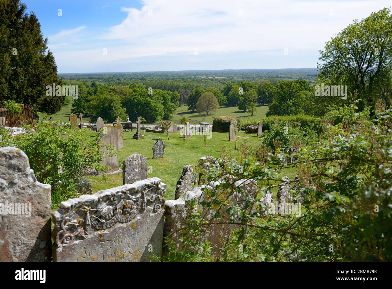 Boughton Monchelsea Village, Kent, Großbritannien. St. Peter's Church Friedhof mit Blick auf den Weald of Kent Stockfoto