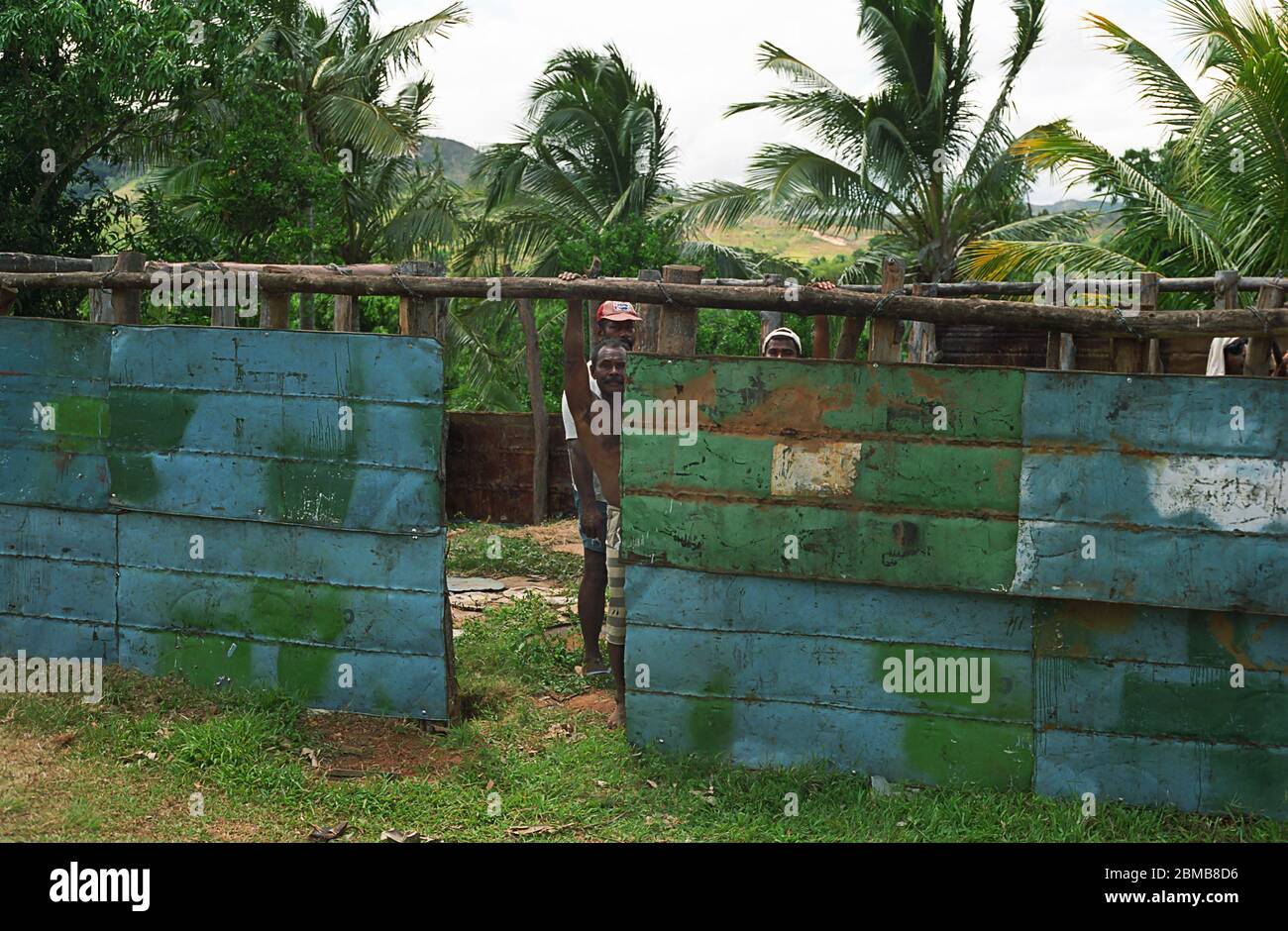 Hausbau mit einem bevorzugten lokalen Material: Abgeflachte Ölfässer: Tau Dorf, Viti Levu, Fidschi Stockfoto
