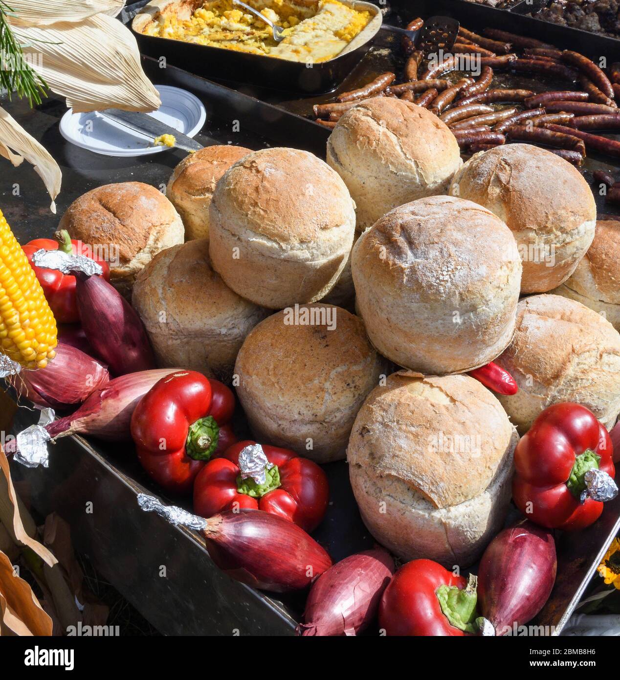 Hausgemachte traditionelle Brötchen mit Brot, authentische rustikale ...
