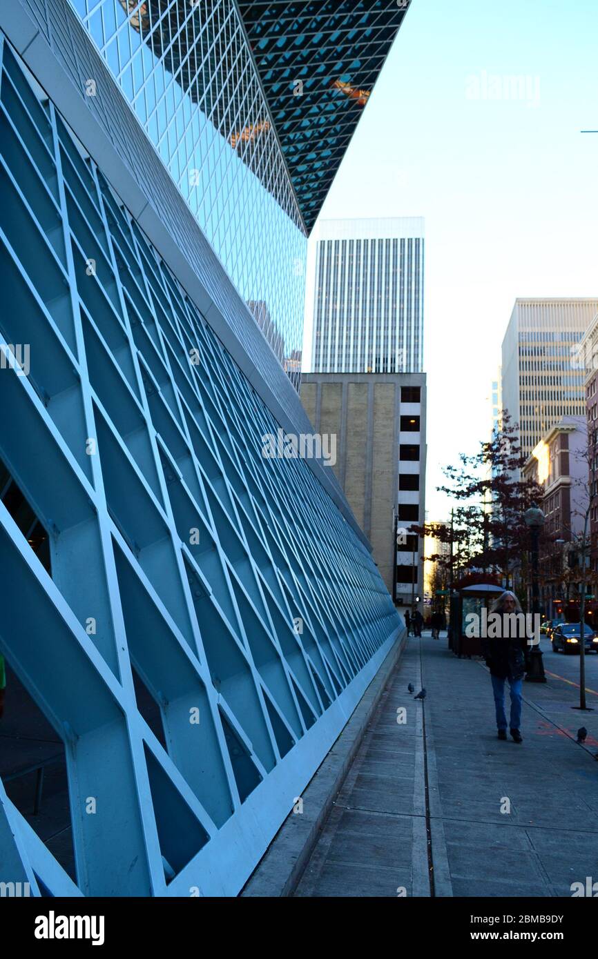 Seattle 2013, Straßenansicht einer Seite der öffentlichen Bibliothek mit ihrer äußeren blauen Stahlnetzstruktur Stockfoto