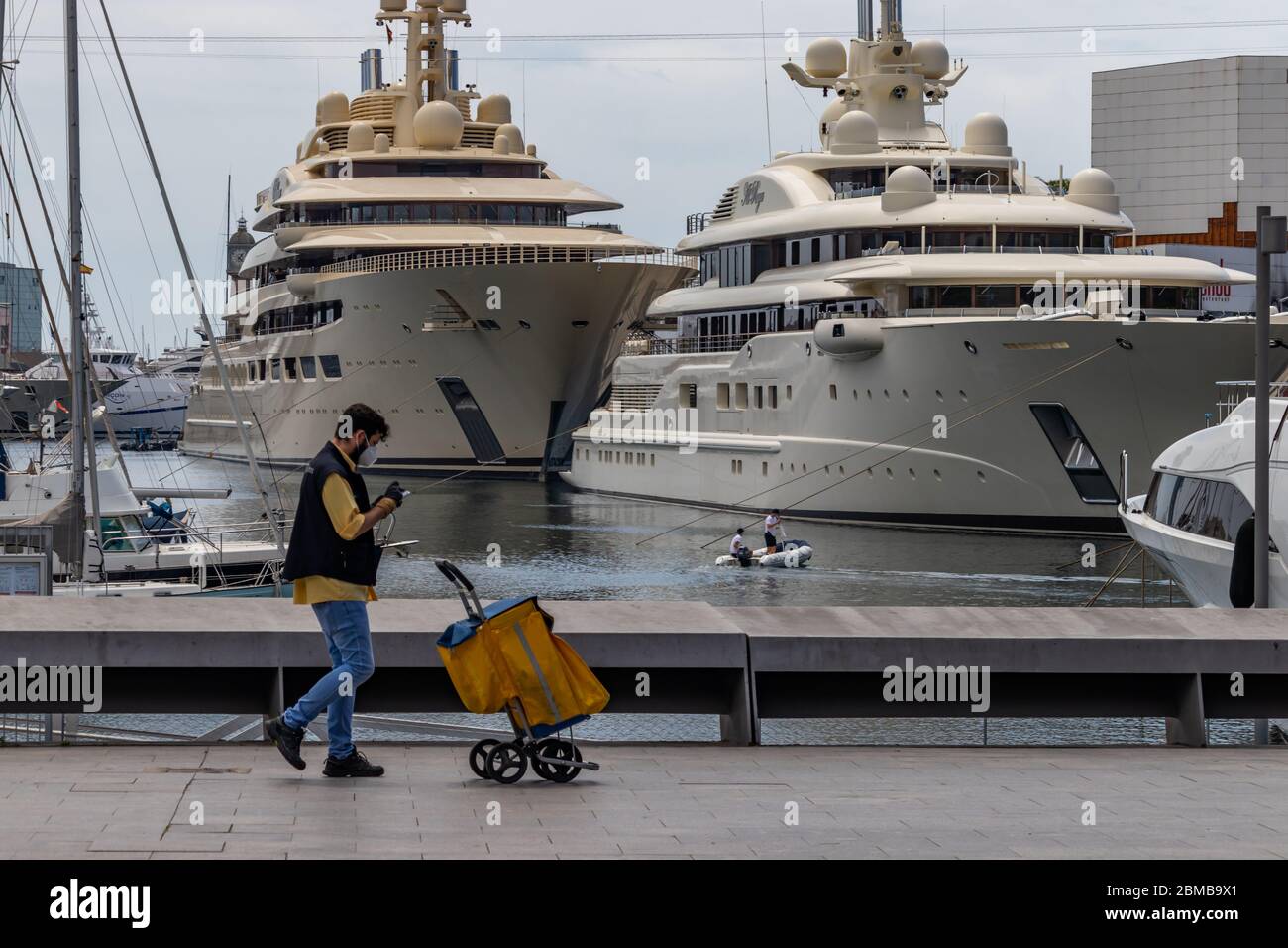 Barcelona, Spanien. Mai 2020. Postbote mit einem Wagen, der während der Covid Lockdown durch den Hafen von Barcelona läuft Stockfoto