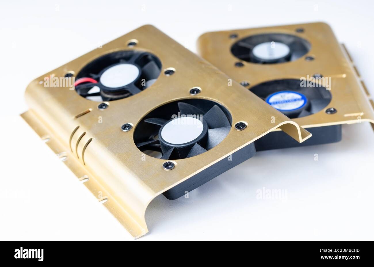 Nahaufnahme der Festplatten- und SSD-Lüfter auf weißem Hintergrund. Stockfoto