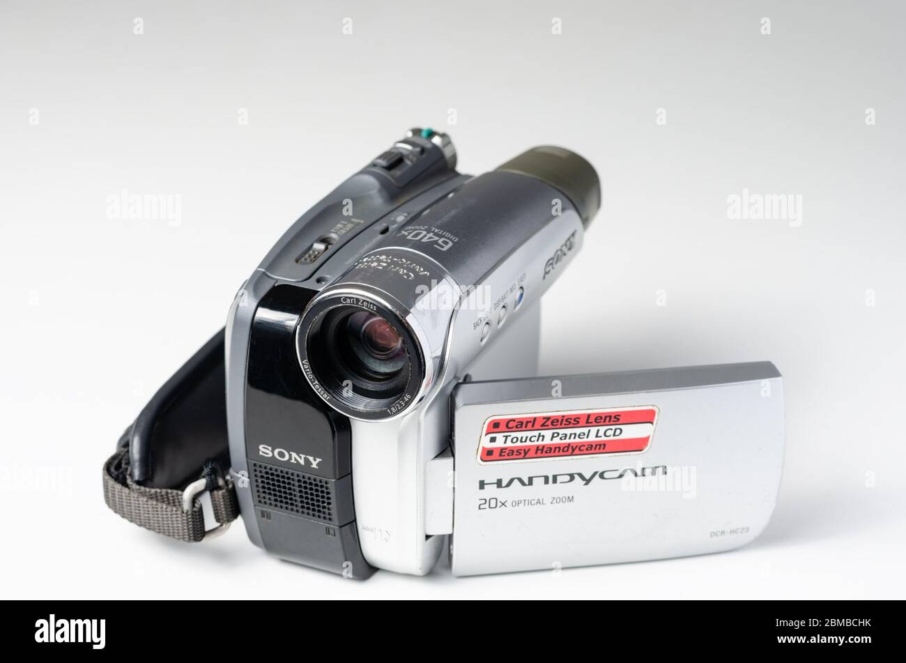Rumänien -Mai 08,2020 : Nahaufnahme von gebrauchten alten Speicher Sony Camcorder , handycam auf weißem Hintergrund. Stockfoto