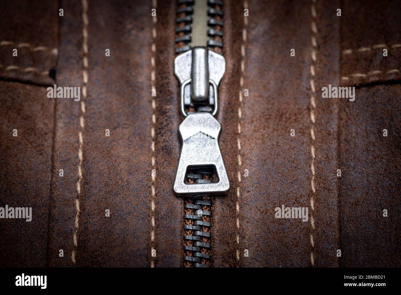 Reißverschluss an einer braunen Leder-Motorradjacke Stockfoto