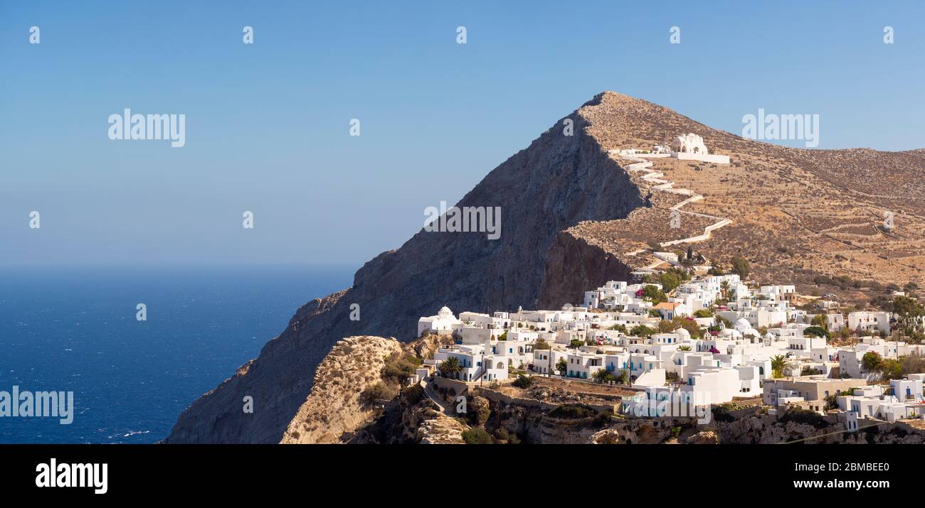 Panoramablick über die weißgetünchten Gebäude der Küstenstadt Folegandros, Kykladen, Griechenland Stockfoto