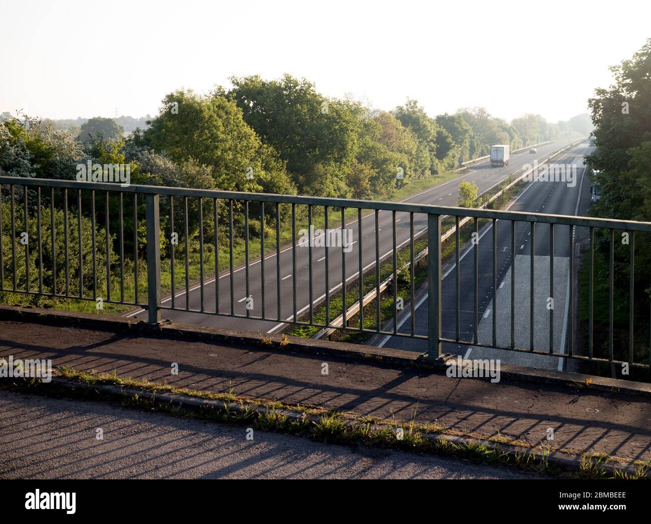 A46 Road, frühmorgens im Frühjahr, Warwick, Warwickshire, Großbritannien Stockfoto