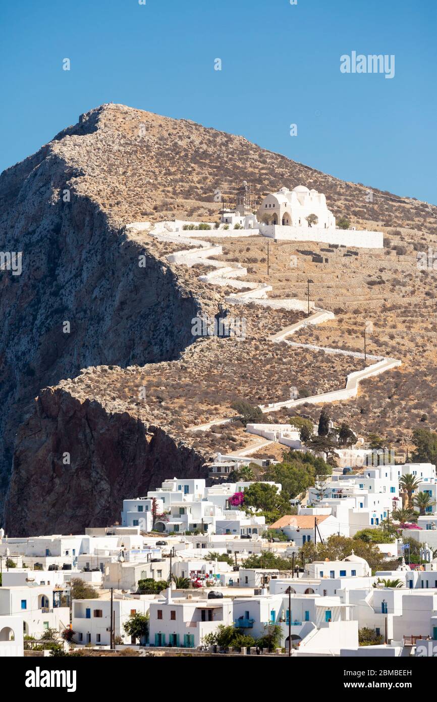Blick über die Gemeinde Folegandros mit dem gewundenen Wanderweg bis zur Kirche Panagia, Folegandros, Kykladen, Griechenland Stockfoto