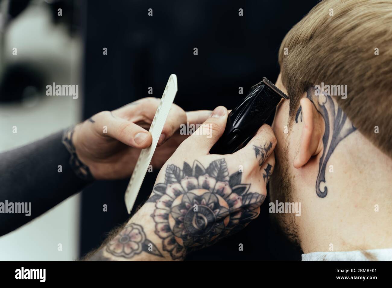 Friseur Bockenheimer Barber Shop Und Hairstyling Hairstyling Im Salon Stockfotos und -bilder Kaufen - Alamy