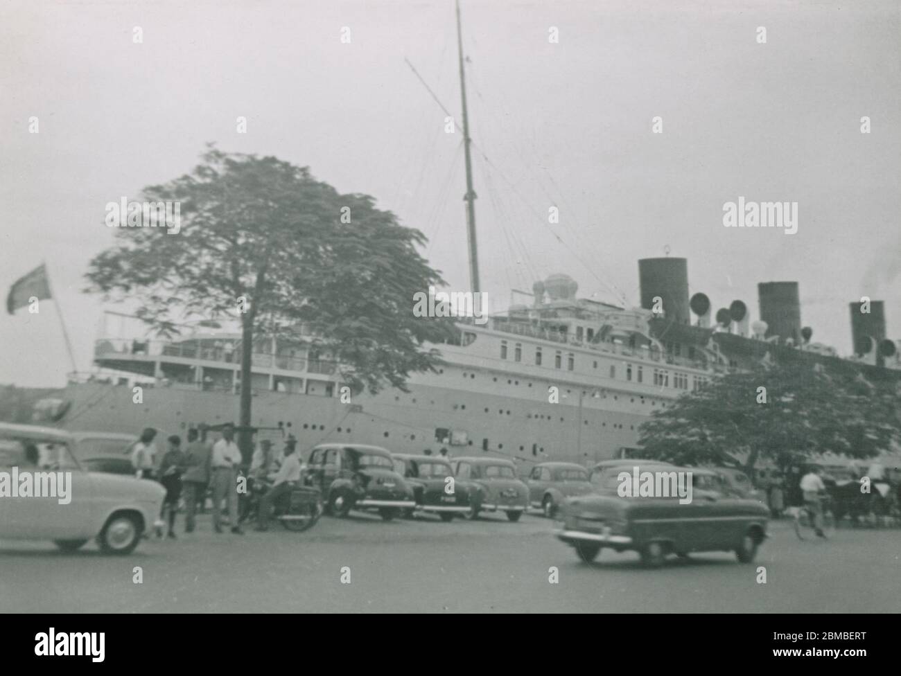 Vintage-Foto, das Schiff SS Queen of Bermuda in Hamilton, Bermuda am 31. Oktober 1955. Von einem Passagier, der von einem Kreuzfahrtschiff entbellen kann. QUELLE: ORIGINALFOTO Stockfoto