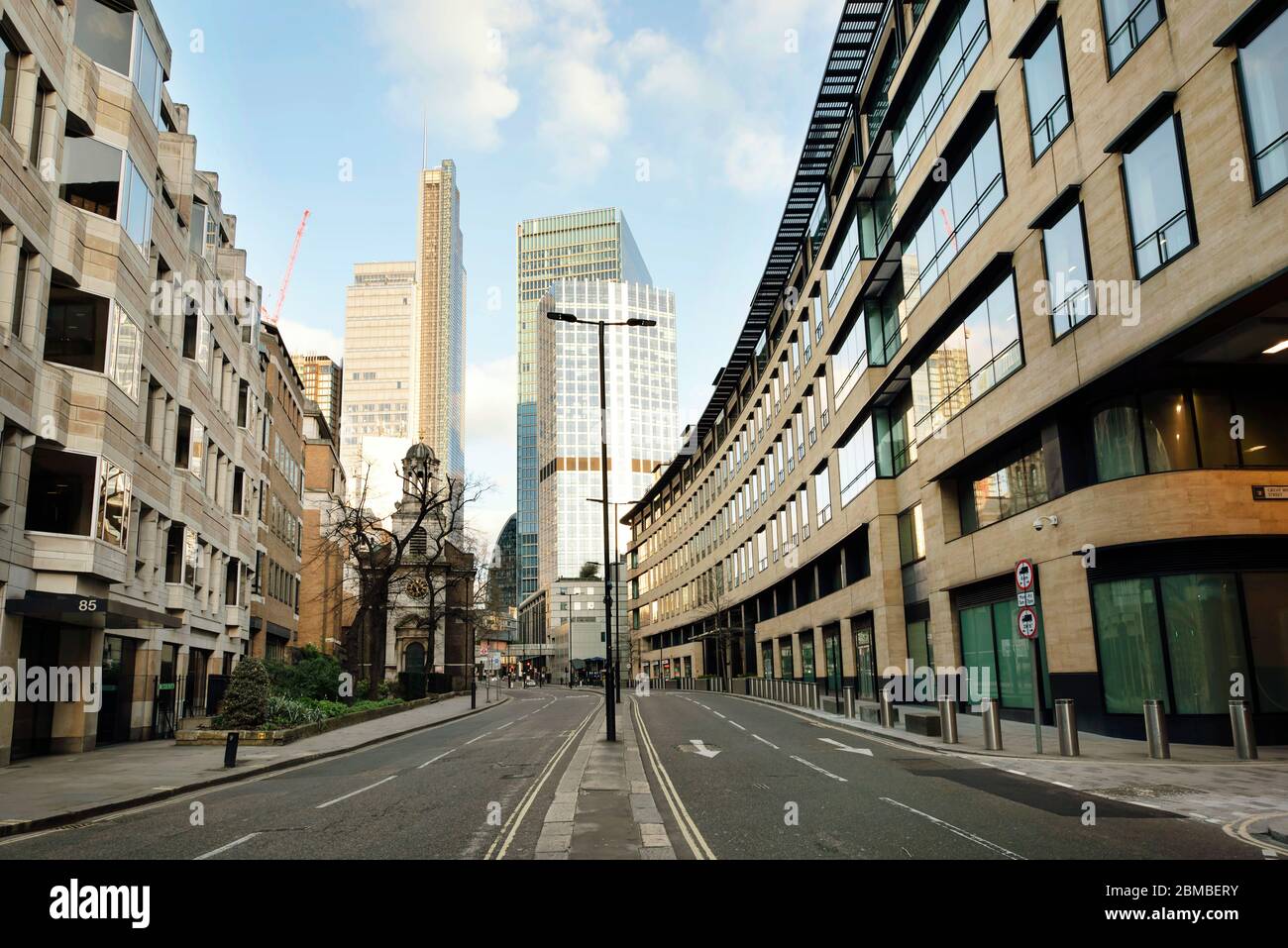Die modernen Gebäude der London Wall mit 85 London Wall (links) und Deutsche Bank Büro (rechts). Die City of London am 7. Tag der Sperrung. März 2020 Stockfoto