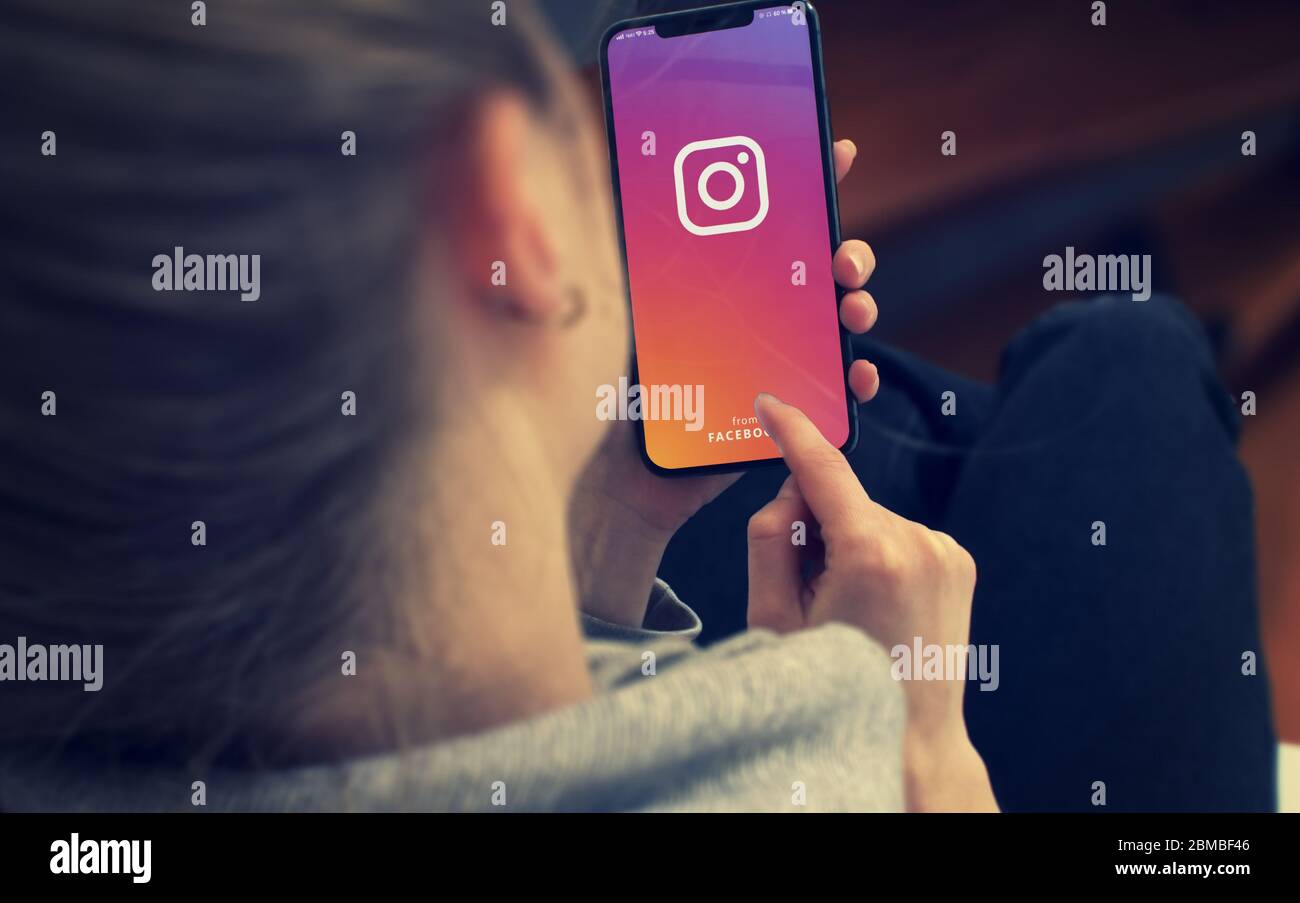 KIEW, UKRAINE-JANUAR 2020: Instagram auf dem Smartphone-Bildschirm. Junges Mädchen zeigt oder SMS-Smartphone während einer Pandemie Selbstisolierung und Coronavirus-Prävention. Stockfoto