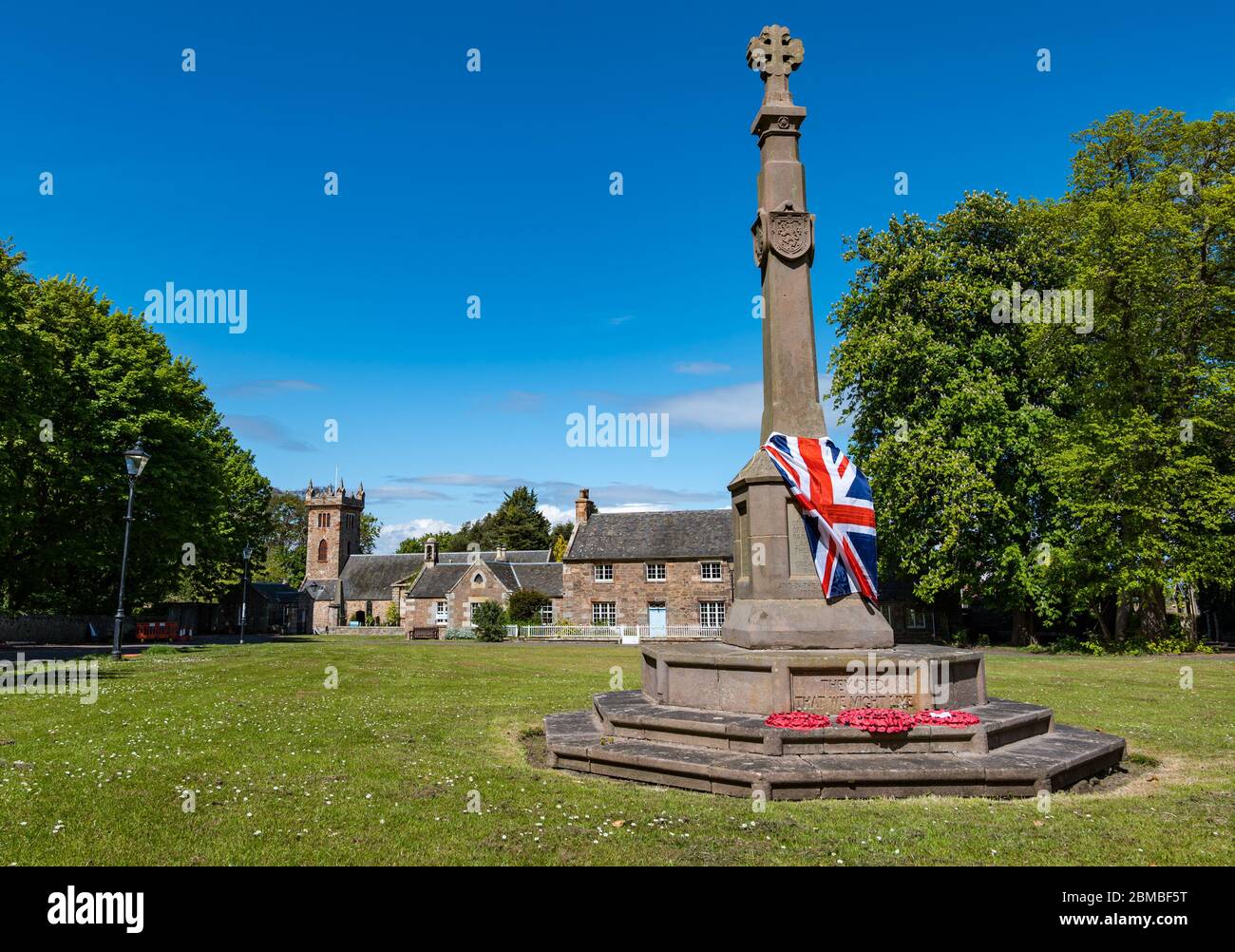 Dirleton Village, East Lothian, Schottland, Vereinigtes Königreich. Mai 2020. VE Day Feiern: Eine Union Jack Flagge drapierte über dem Kriegsdenkmal im Dorf grün auf dem 75. Gedenken an den Sieg in Europa Tag Stockfoto