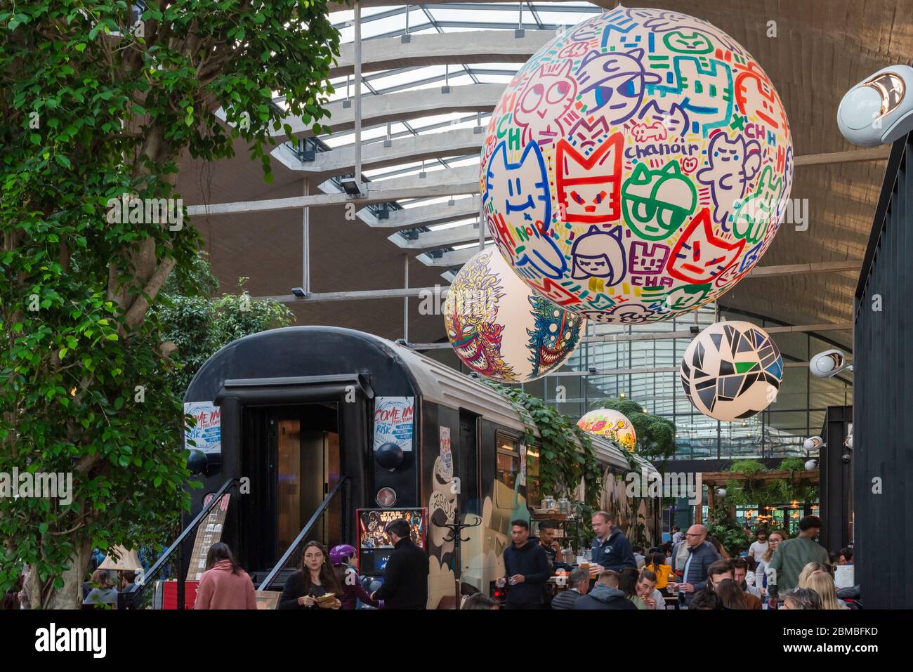 Paris, Frankreich - 15 April, 2019: die Menschen in der Nähe von einem geschmückten Zug Auto in La Felicita italienische Bar-Restaurant-big Mama Konzept - Im 13. arrondissement von Paris Stockfoto