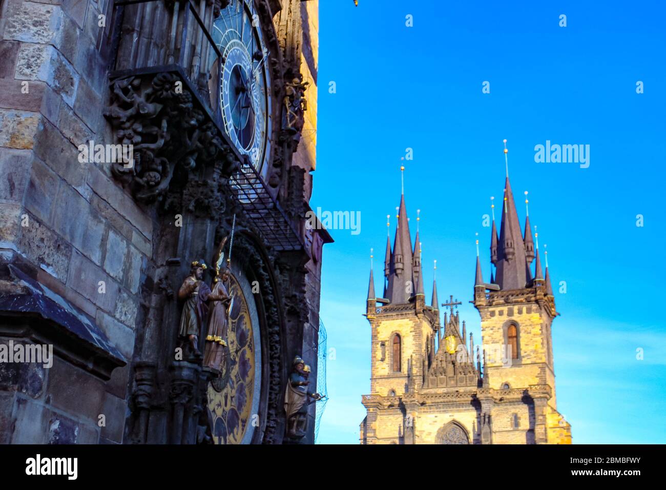 Astronomische Uhr des Alten Rathauses und der Kirche unserer Lieben Frau vor Týn auf dem Altstädter Ring in Prag, der Hauptstadt der Tschechischen Republik. Stockfoto