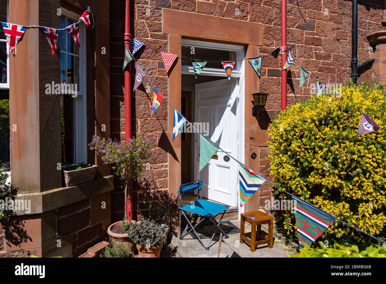 North Berwick, East Lothian, Schottland, Großbritannien. Mai 2020. VE Day Feiern: Ein viktorianisches Haus mit Apfenmalung am 75. Jahrestag des Sieges in Europa Stockfoto