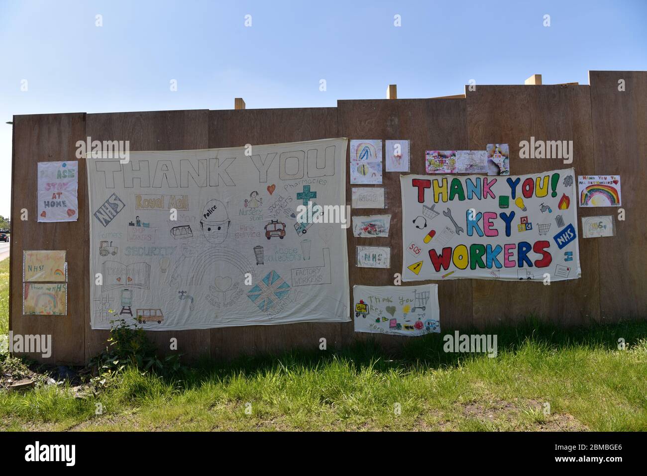 Dankesbotschaften an Bord für Schlüsselarbeiter während der Coronavirus-Pandemie (COVID-19) in Bordon, Hampshire, Großbritannien. Stockfoto