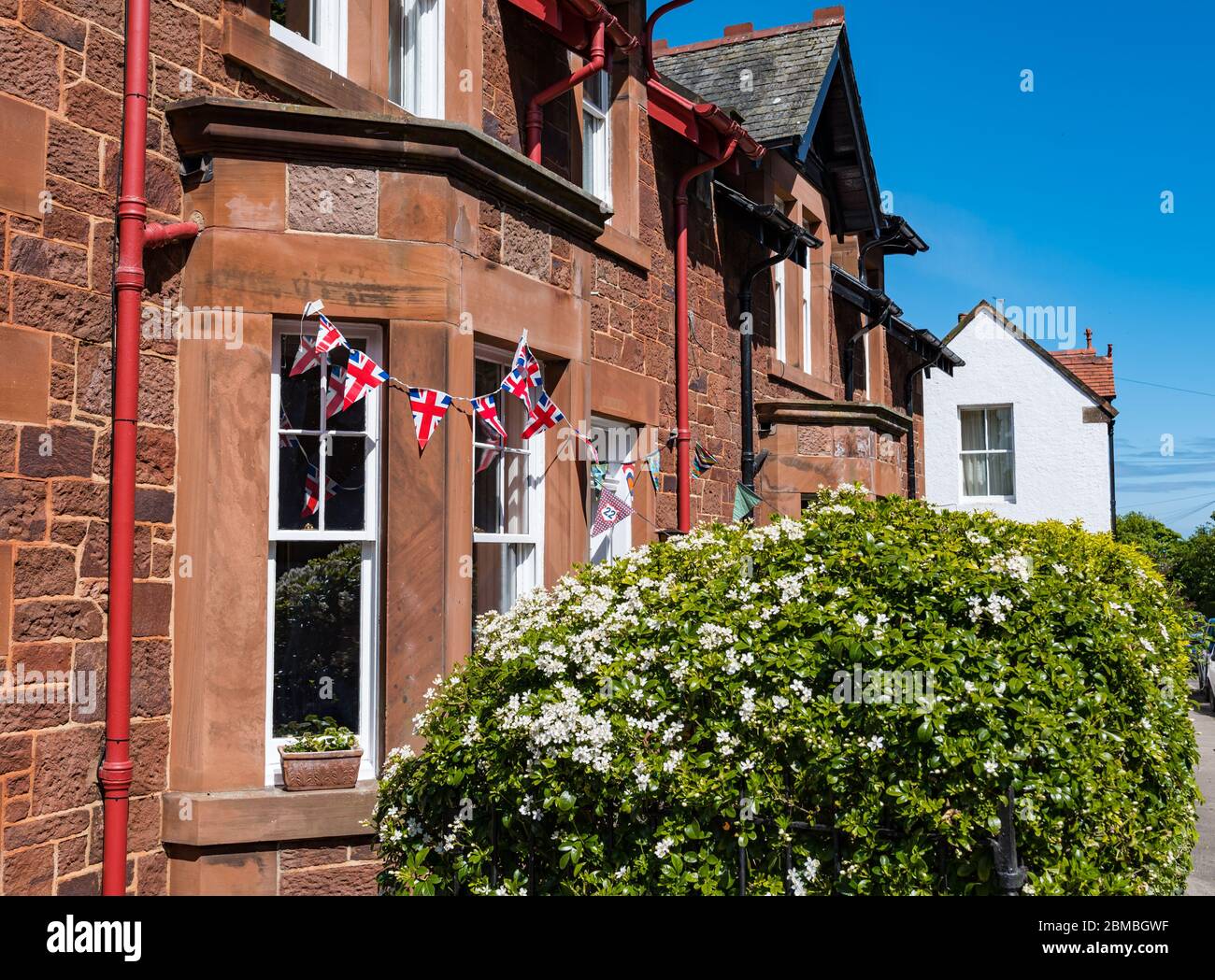 North Berwick, East Lothian, Schottland, Großbritannien. Mai 2020. VE Day Feiern: Ein viktorianisches Haus mit Apfenmalung am 75. Jahrestag des Sieges in Europa Stockfoto